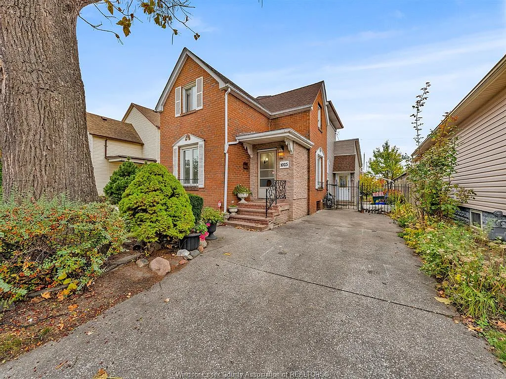 1025 Langlois Ave photo 1