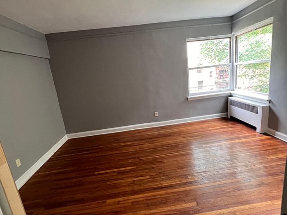4th image of 129 N Walnut St
