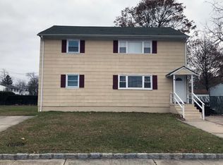 41 Simmons St, Copiague, NY 11726