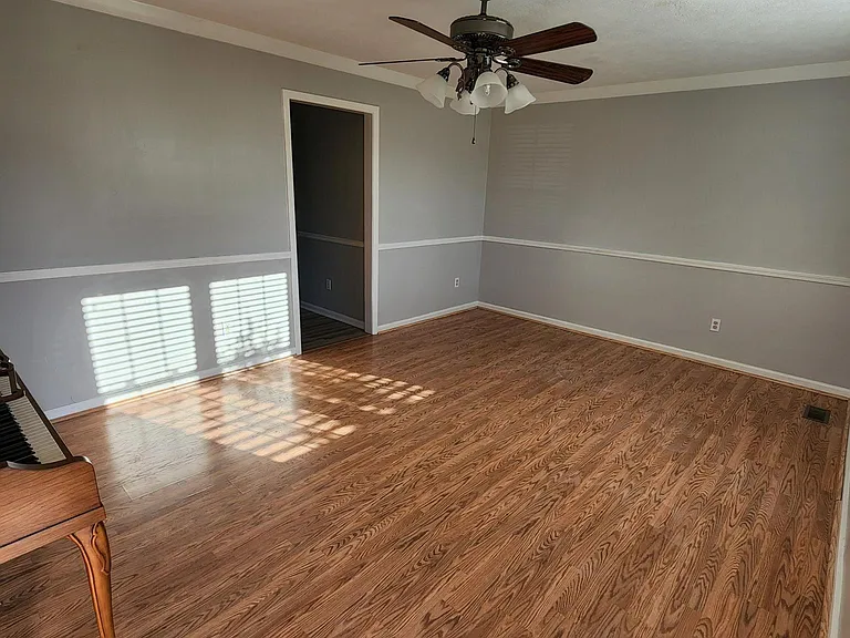 1129 S Maple St — Photo 4