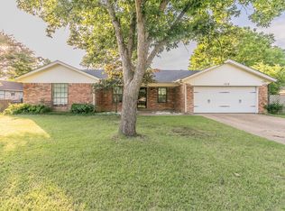1510 Surry Place Dr, Cleburne, TX 76033