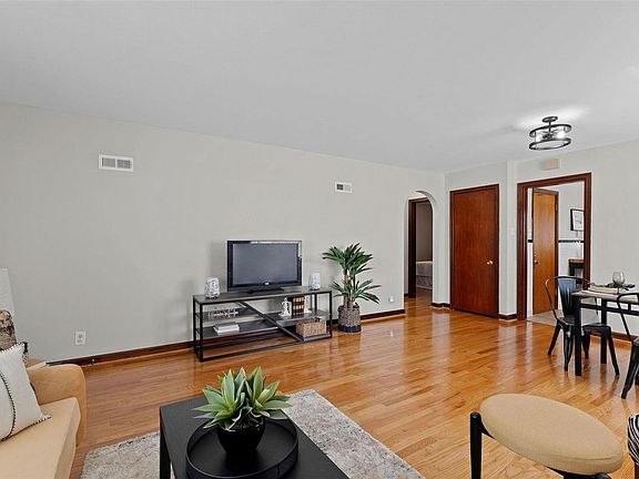 3rd image of 5521 Lindenwood Ave