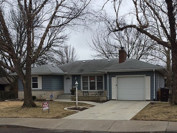 2nd image of 210 W Oakridge Ave