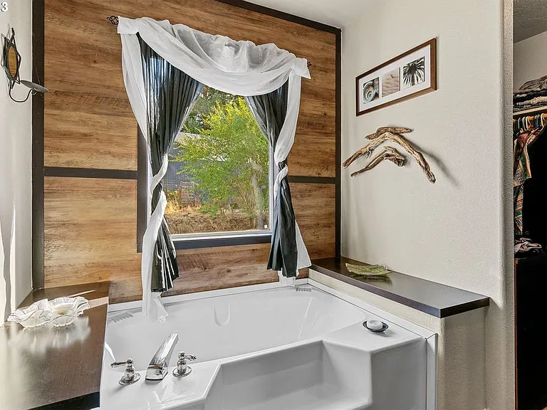 1033 Camelot Dr S — Photo 15