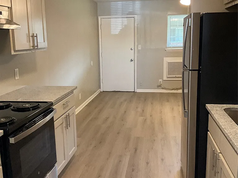 1809 E 2nd St #11 — Photo 7