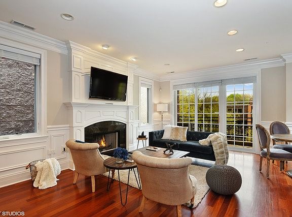 2nd image of 923 W Wrightwood Ave #1