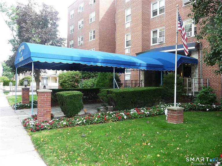 39 Glenbrook Rd #2R — Photo 1
