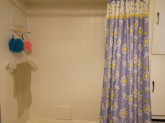 Upstairs Full Bathroom