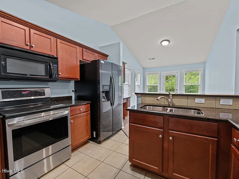 300 Hawks Bluff Dr — Photo 14