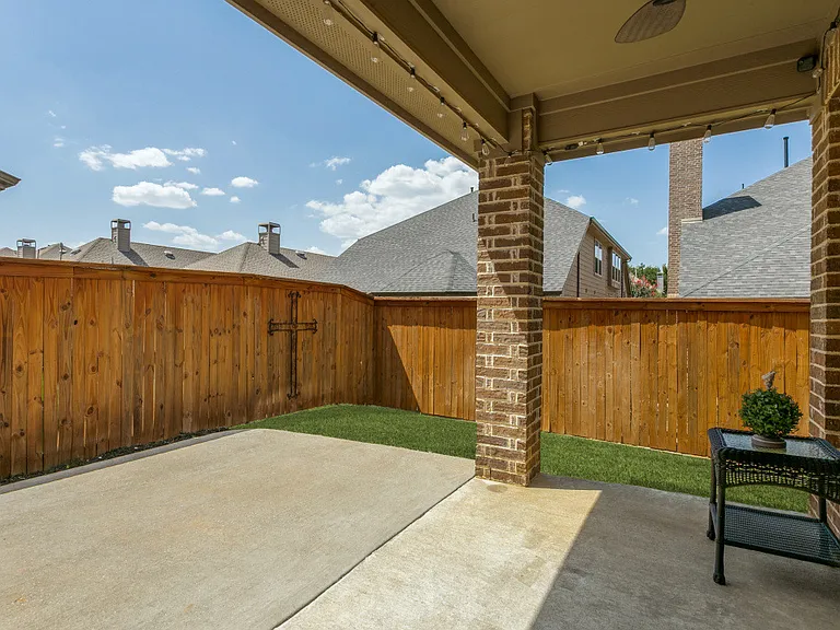 531 Catherine Ln — Photo 34