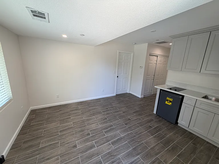 301 Lincoln St — Photo 3