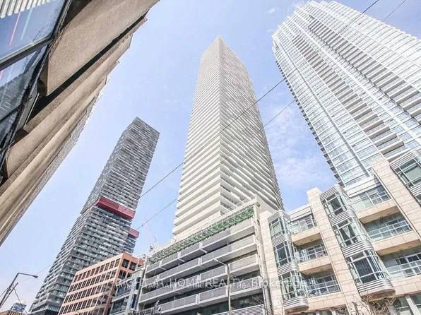 2221 Yonge St #1205, Toronto, ON M4S 0B8