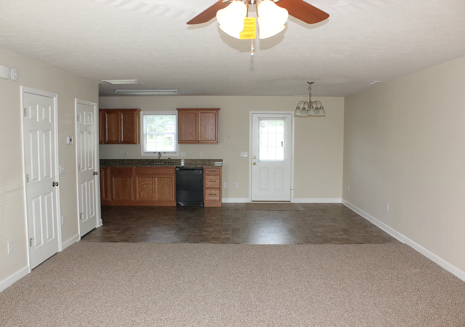 3 Bedroom, 2.5 Bath Townhouse for Rent — Photo 4