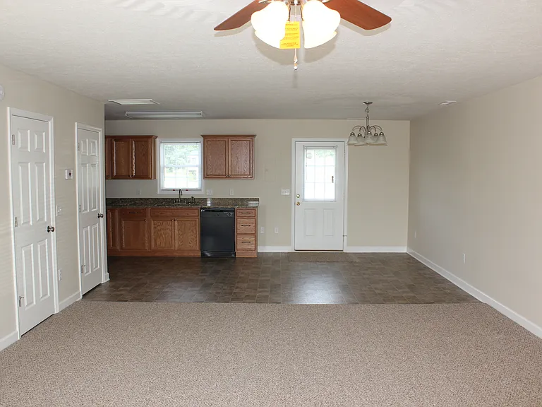 816 Carson Cir — Photo 4