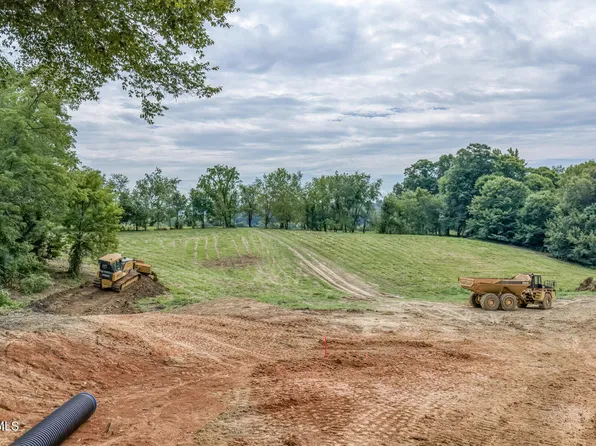 9 Strawberry Field Dr, Johnson City, TN 37604
