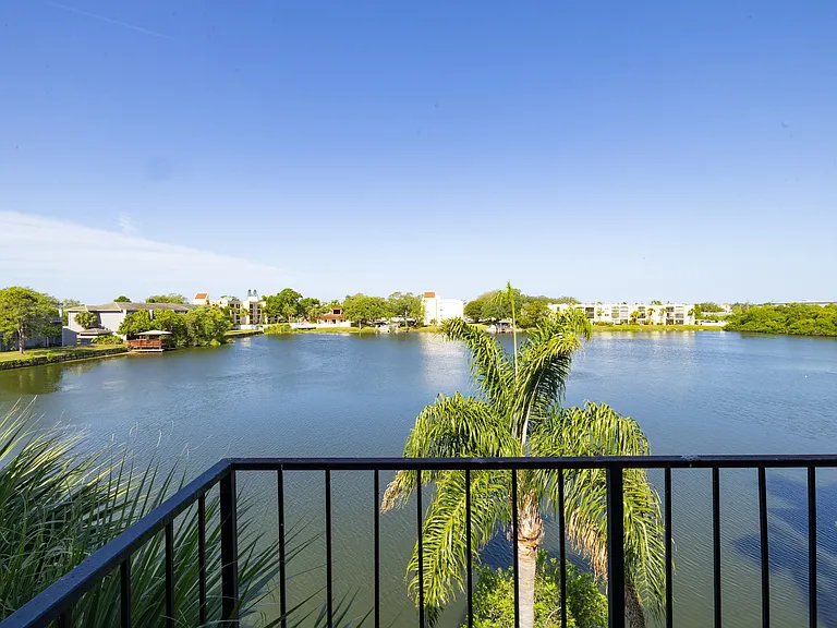 Lakes at Largo Apartments — Photo 16
