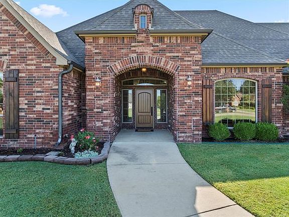 3rd image of 1602 NE Oakridge Dr