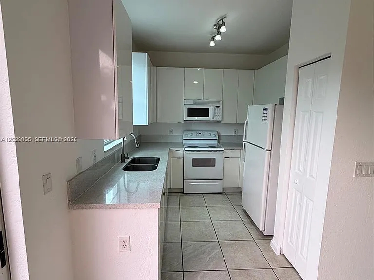 607 NE 21st Ter — Photo 5