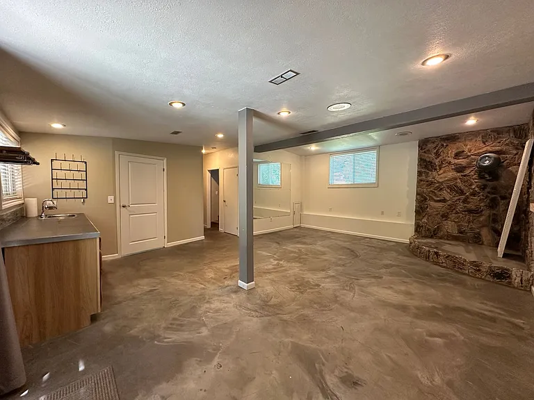 1479 Greenville Dr — Photo 35