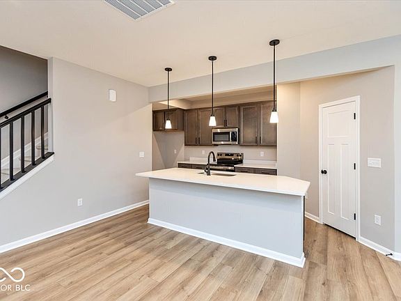 3rd image of 885 Rosebud Ln