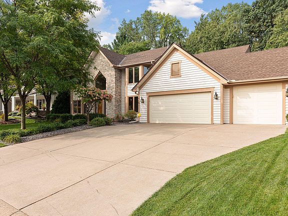 3rd image of 310 Wyndham Cir W