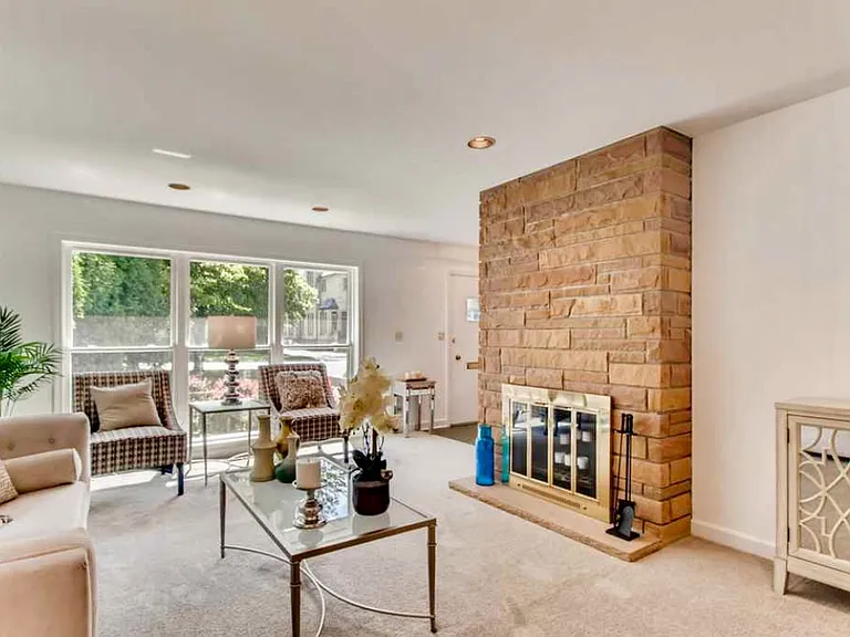 1058 Wilmette Ave — Photo 2