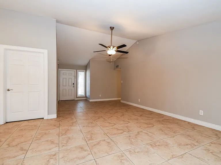 6106 E Ivyglen St — Photo 3