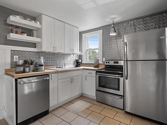 4th image of 690 Lowry Ave NE #2