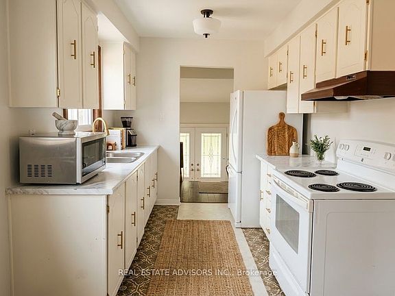 3rd image of 36 Mount Pleasant Dr