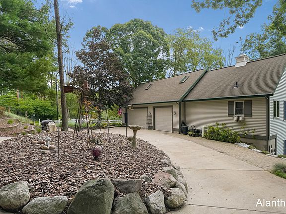 3rd image of 18443 Iroquois Dr