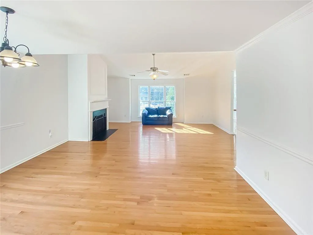 4 bed, 3.0 bath, 2650 sqft, $2,400 — Photo 3