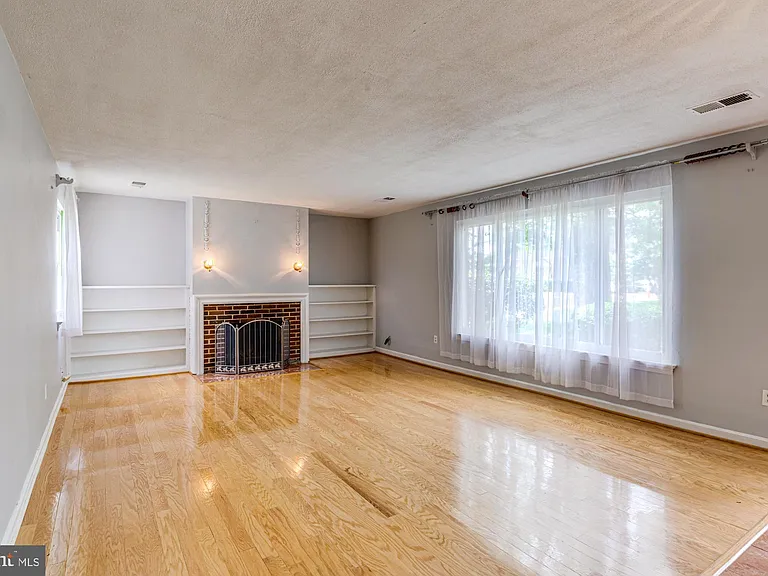 1947 S Arlington Ridge Rd — Photo 5