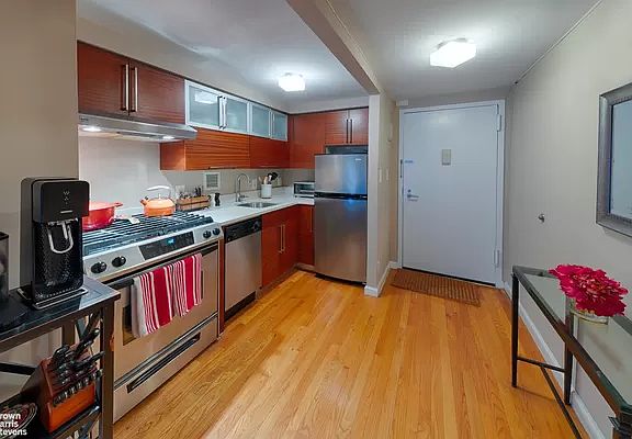 4th image of 184 Thompson St APT Ma