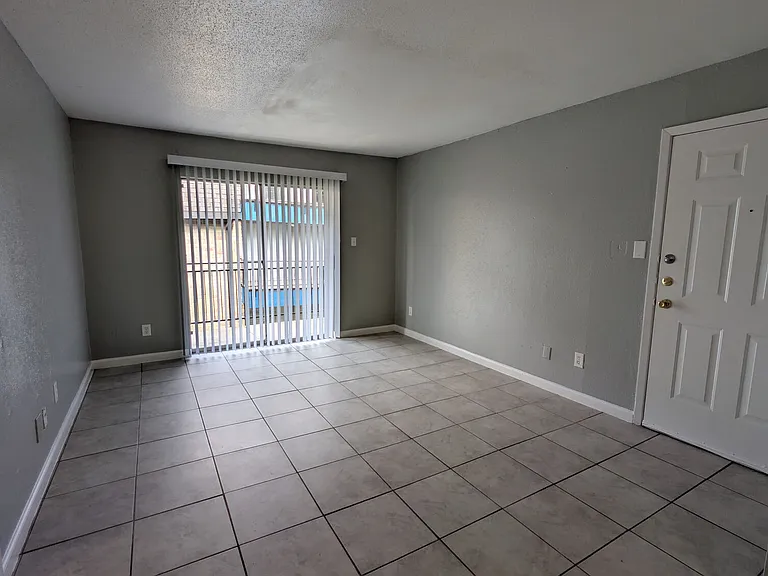 3737 Hillcroft Apartments — Photo 33