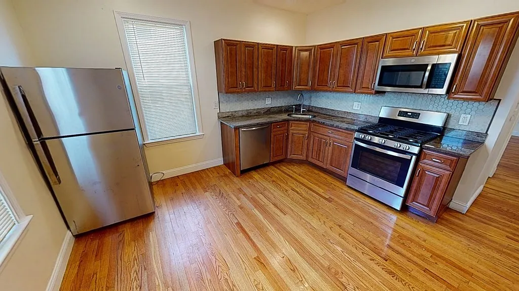 4 bed, 2.0 bath, 1600 sqft, $3,450 — Photo 3