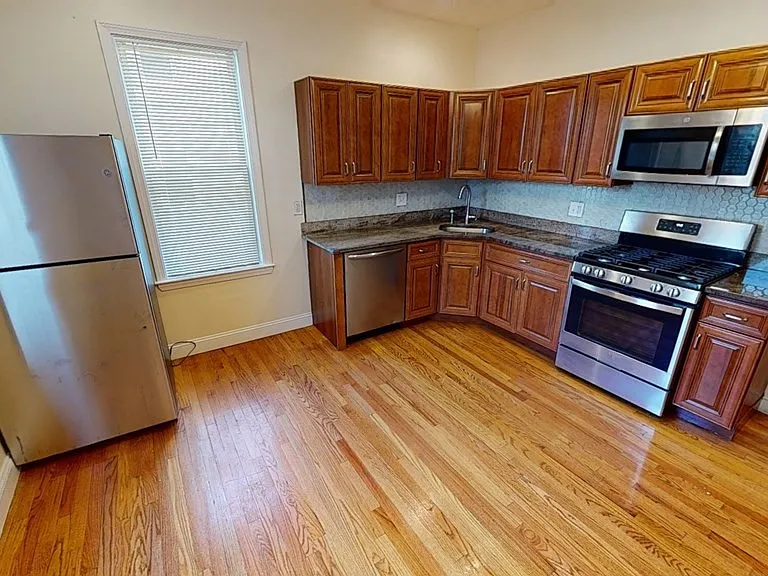 55 Hazelton St #2 — Photo 3