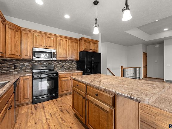 3rd image of 210 S Heritage Rd