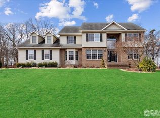 19 Guinevere Rd, Monroe Township, NJ 08831