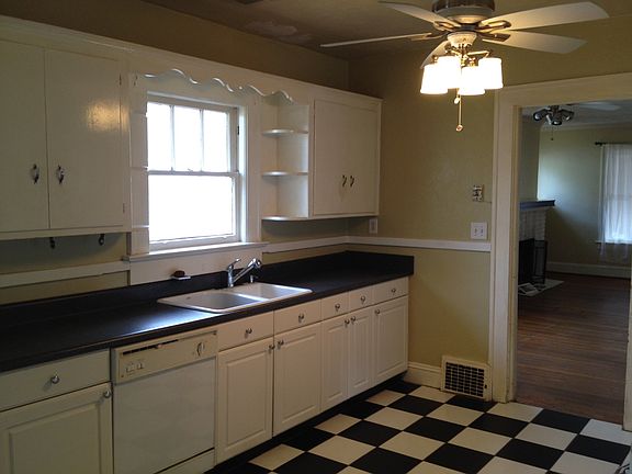 Large eat-in Kitchen