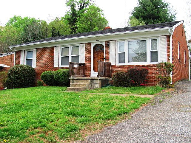 1st image of 933 Stonewall Ct