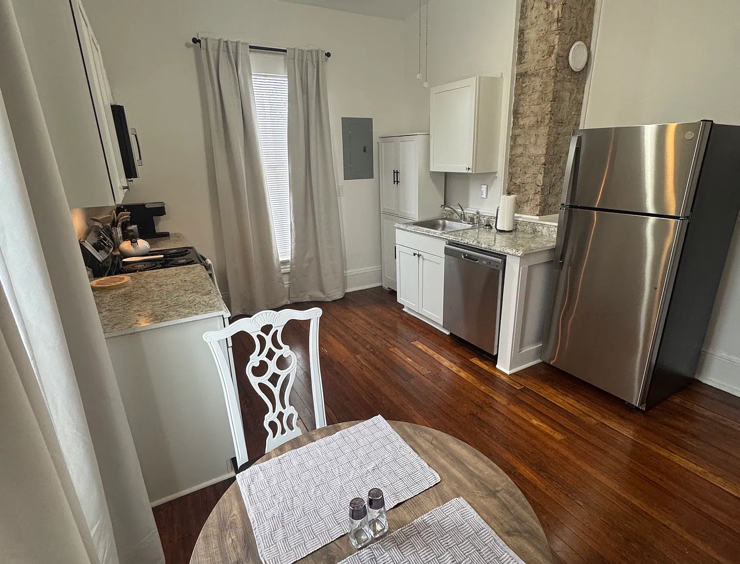 2 bed, 1100 sqft, $2,400 — Photo 3