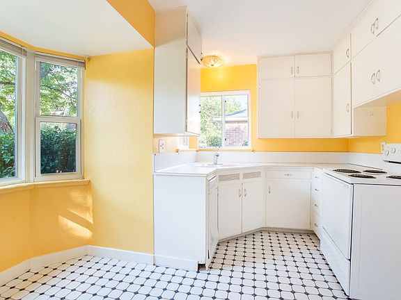 Bright eat in kitchen