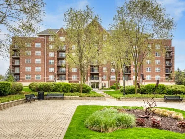 440 W Mahogany Ct Unit 212, Palatine, IL 60067