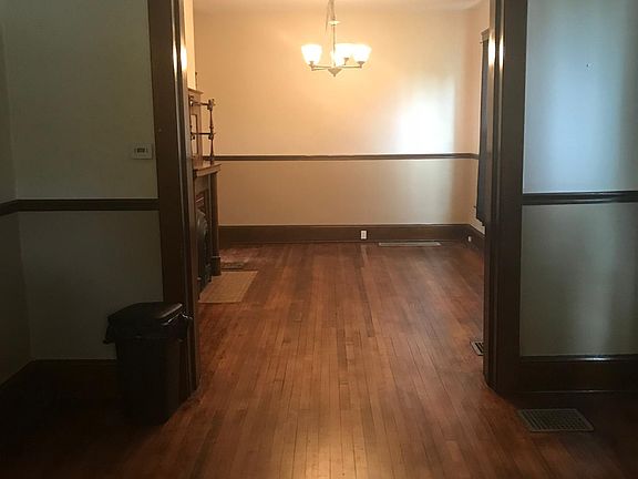 3rd image of 942 Locust Ave