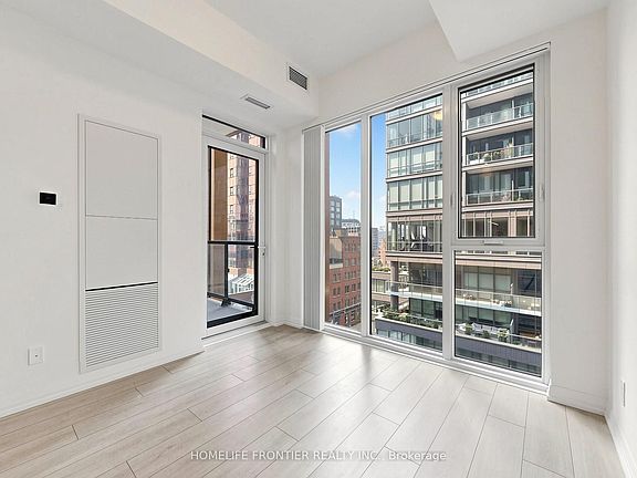 2nd image of 400 King St W #719