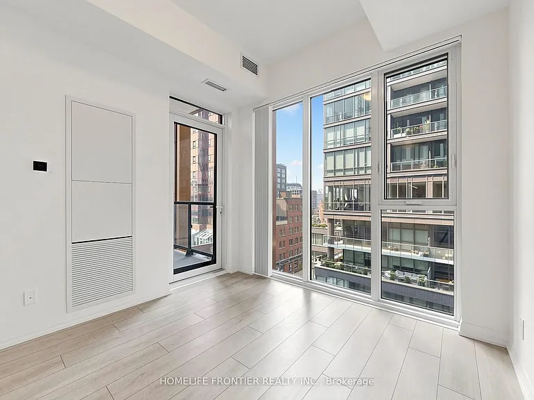 400 King St W #719 — Photo 2