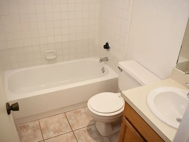 7009-7011 Overton Park — Photo 11