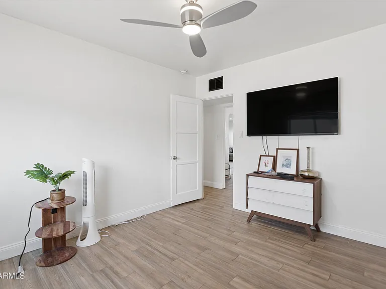 926 W Moreland St — Photo 16