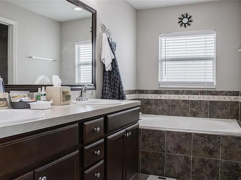 2628 Sunset Cir — Photo 18