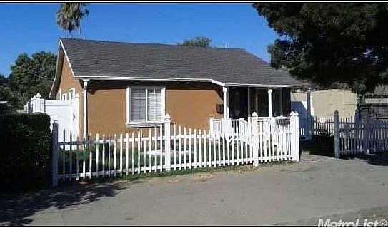 2nd image of 1527 Main St